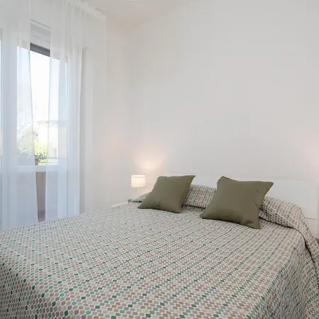 Spacious And Bright With Free Parking