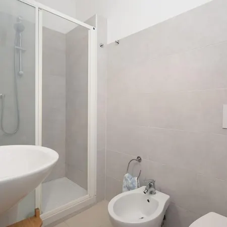 Spacious And Bright With Free Parking