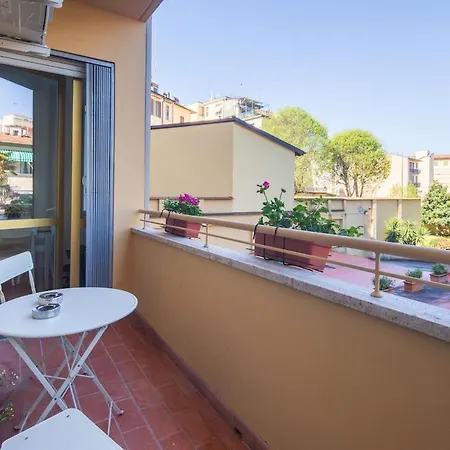 Spacious And Bright With Free Parking